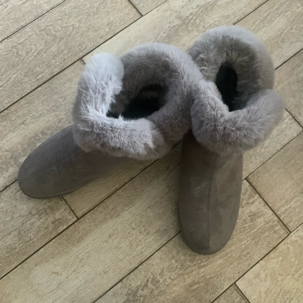 Journee Collection. Women’s Grey Sibby Winter booties. Size US 9.